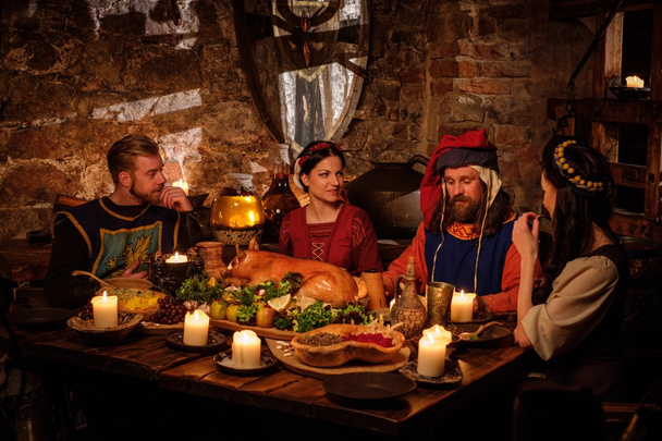 Middeleeuwse mensen eten en drinken  - Foto, afbeelding