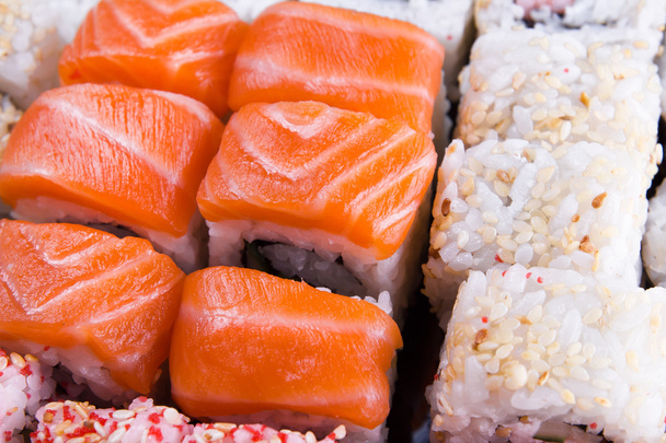 sushi con salmone e semi di sesamo
 - Foto, immagini