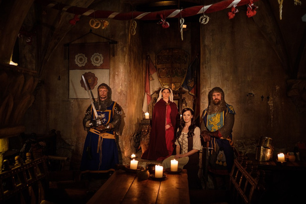 Middeleeuwse koningin met haar hoveling en ridders  - Foto, afbeelding