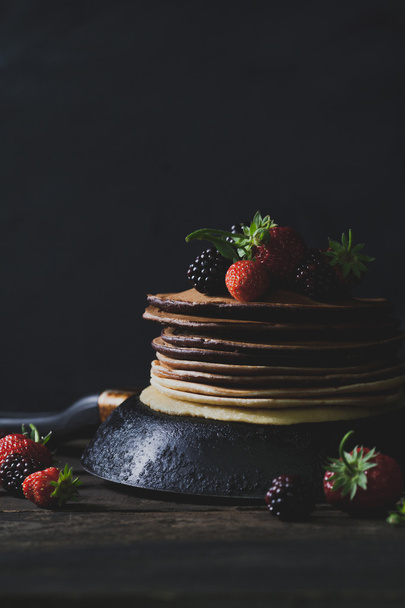 Desayuno de verano con tortitas de chocolate, fresas y negro
 - Foto, imagen