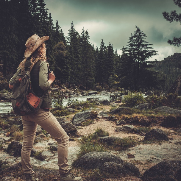femme randonneur jouissant de paysages
 - Photo, image