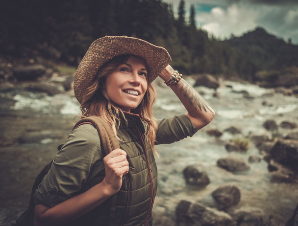 nő természetjáró élvezi tájak - Fotó, kép