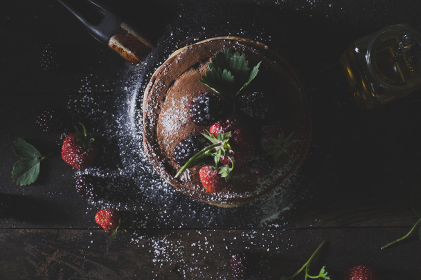 Летний завтрак с шоколадными блинами, клубникой, черникой
 - Фото, изображение