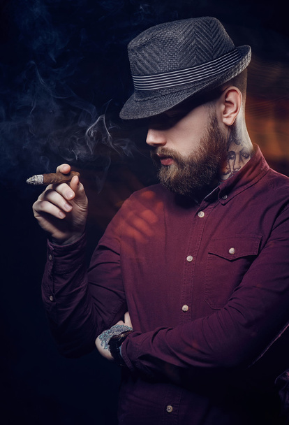 Brodaty mężczyzna palący cygaro - Zdjęcie, obraz