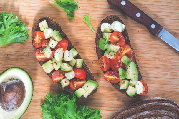Healthy toast sandwiches with avocado and tomato - Foto, Imagen