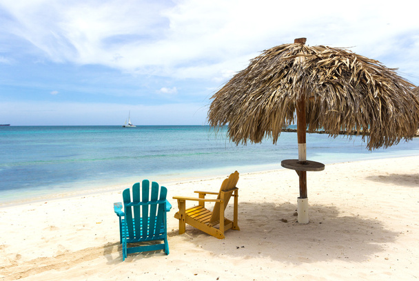 Τετρακλινής στέγη ομπρέλα και ξαπλώστρες στην ακτή Καραϊβικής - Φωτογραφία, εικόνα