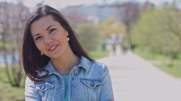 χαριτωμένο κορίτσι Ποζάροντας στο πάρκο - Πλάνα, βίντεο