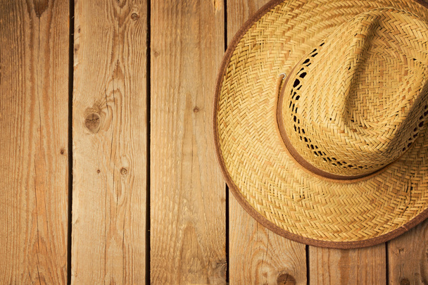 Cowboy hat on wooden table - Valokuva, kuva