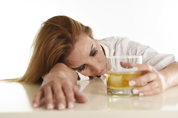 kaukaski blond zmarnowane i depresji alkoholowych kobieta picia scotch whisky szkła niechlujny Pijane - Zdjęcie, obraz