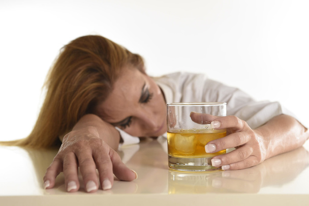 Beyaz sarışın israf ve alkollü kadın içme scotch viski cam pis sarhoş depresif - Fotoğraf, Görsel