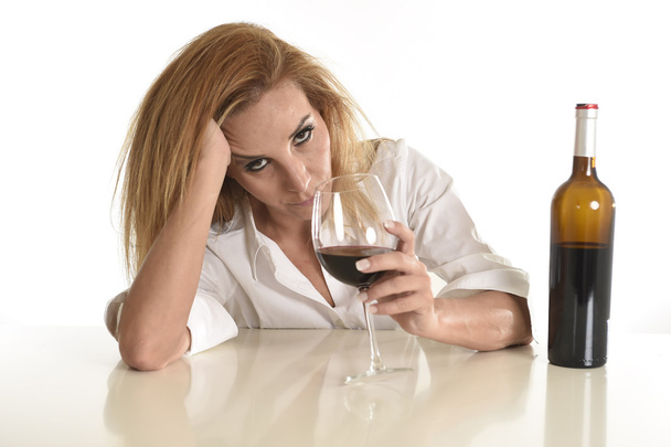 Kaukasische blond verspild depressief alcoholische vrouw drinken van rode wijn glas alcoholverslaving - Foto, afbeelding