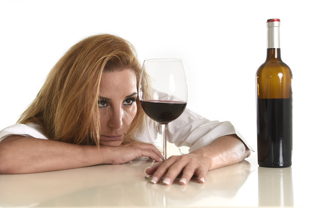 caucasien blond gaspillé déprimé alcoolique femme boire vin rouge verre alcoolisme addiction
 - Photo, image