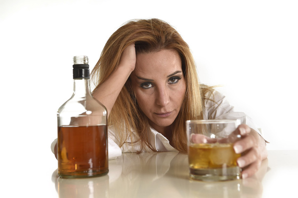 caucásico rubio desperdiciado y deprimido alcohólico mujer bebiendo whisky escocés vaso desordenado borracho
 - Foto, Imagen