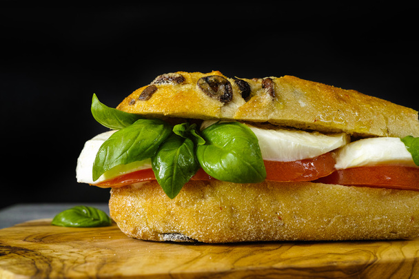 Здоровий вегетаріанський вегетаріанський бутерброд з помідорами, базиліком, моцарелою
 - Фото, зображення