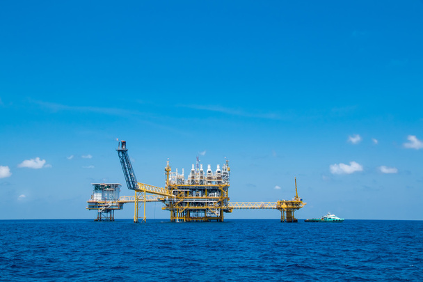 Υπεράκτια πλατφόρμα πετρελαίου και φυσικού αερίου, πετρελαίου και φυσικού αερίου πλατφόρμα με το γαλάζιο του ουρανού - Φωτογραφία, εικόνα