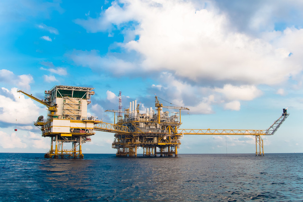 plate-forme pétrolière et gazière offshore
  - Photo, image