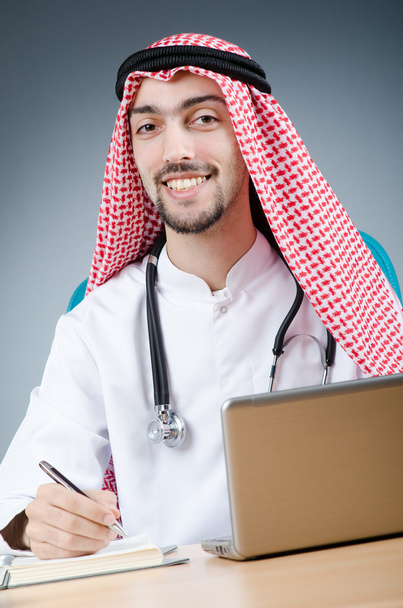 Arabski lekarz pracuje w szpitalu - Zdjęcie, obraz