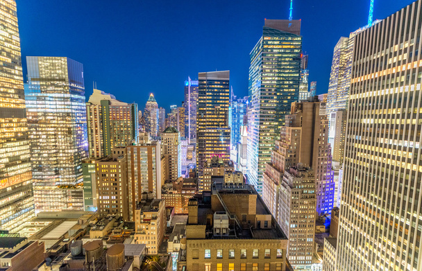 gratte-ciel de Manhattan la nuit vu du toit de New York
 - Photo, image