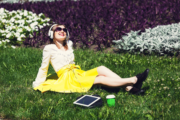 młoda kobieta z tabletem w parku - Zdjęcie, obraz