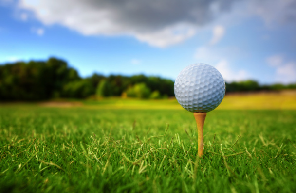 м'яч для гольфу на трійнику
 - Фото, зображення