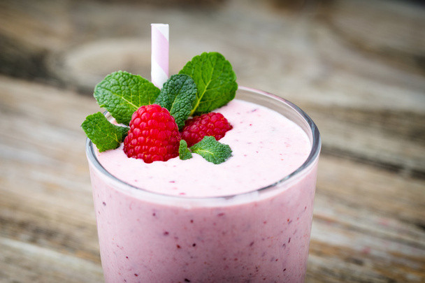 Raspberry milk shake with mint decor. - Foto, immagini