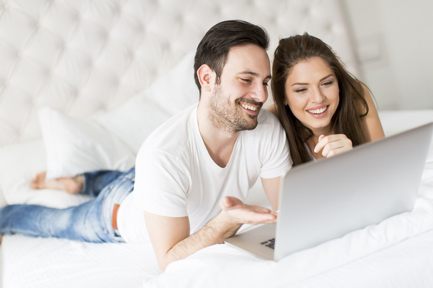Young couple with laptop - Fotografie, Obrázek