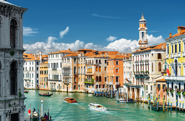 Большой канал и красочные фасады старых домов, Венеция
 - Фото, изображение