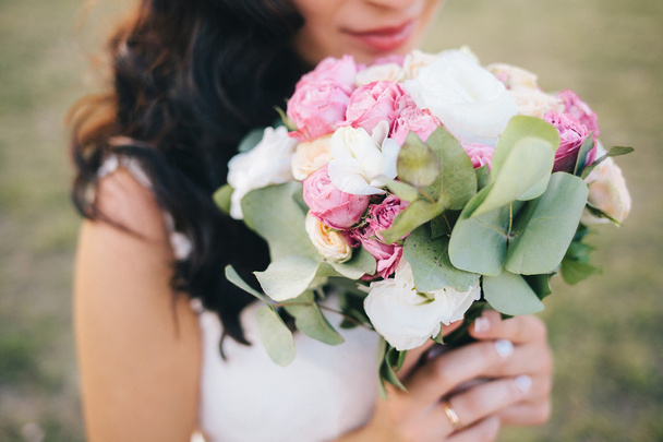 bride holding wedding bouquet of flowers on wedding ceremony - Фото, зображення