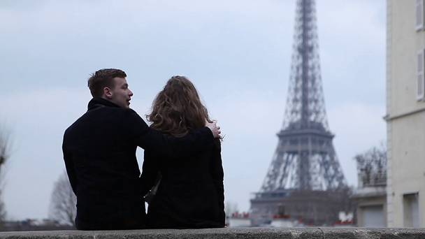 Szczęśliwa para dobrą zabawę w Paryżu na wieży Eiffla - Materiał filmowy, wideo