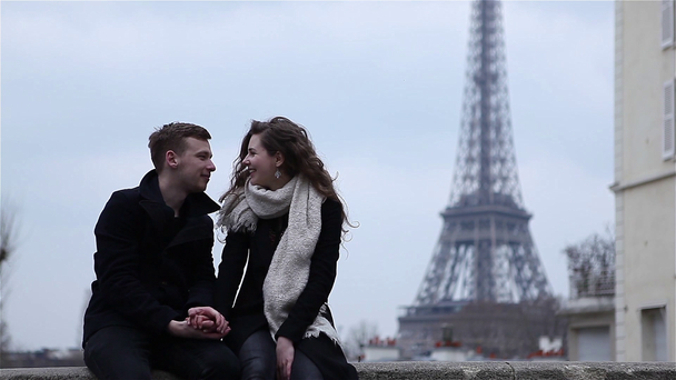 Onnellinen pari pitää hauskaa Pariisissa Eiffel-tornissa
 - Materiaali, video