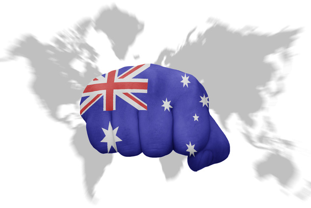 poing avec le drapeau national de l'Australie sur un fond de carte du monde
 - Photo, image