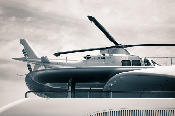 ヘリコプターの詳細と豪華ヨット - 写真・画像