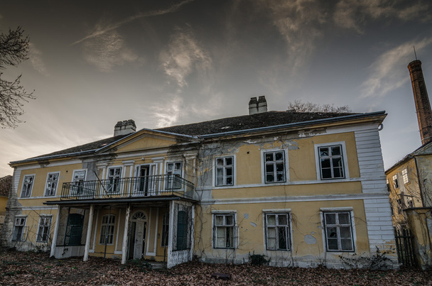 Hermosa casa abandonada
 - Foto, imagen