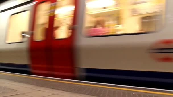 Τρένο μετρό σε κίνηση ένα υπόγειο σιδηροδρομικό σταθμό London. - Πλάνα, βίντεο