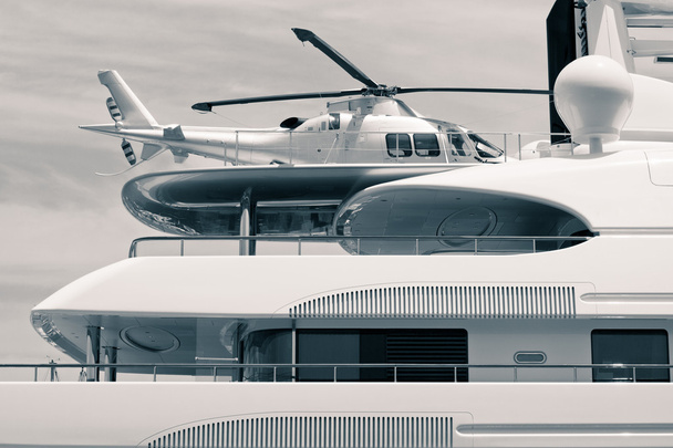 Yacht de luxe avec hélicoptère sur le toit
 - Photo, image