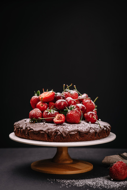 Tuscan chocolate cake with strawberries and cherries - Foto, Imagem