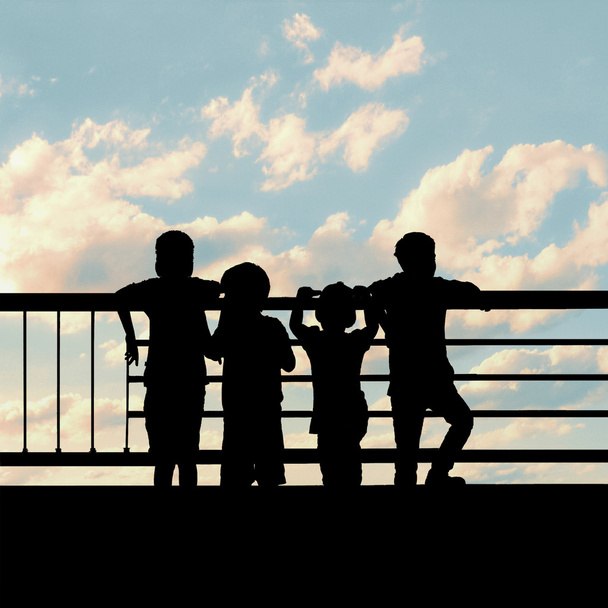 Silhouette Boys Watching the Sky - Foto, Bild