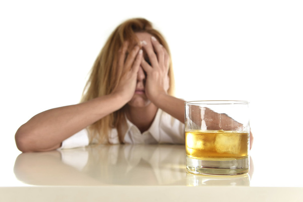 Kaukasische Blondine verschwendet und depressiv alkoholische Frau trinkt Scotch Whiskey Glas chaotisch betrunken - Foto, Bild