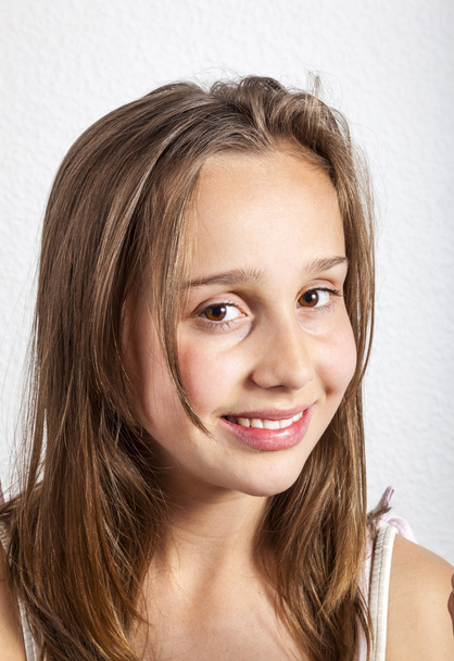 Портрет милої молодої дівчини-підлітка, що п'є з келиха
 - Фото, зображення