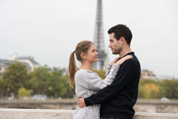 giovane coppia felice a Parigi
 - Foto, immagini