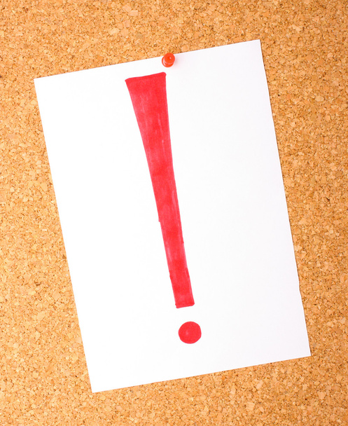 White note with exclamation mark on cork board - Фото, зображення