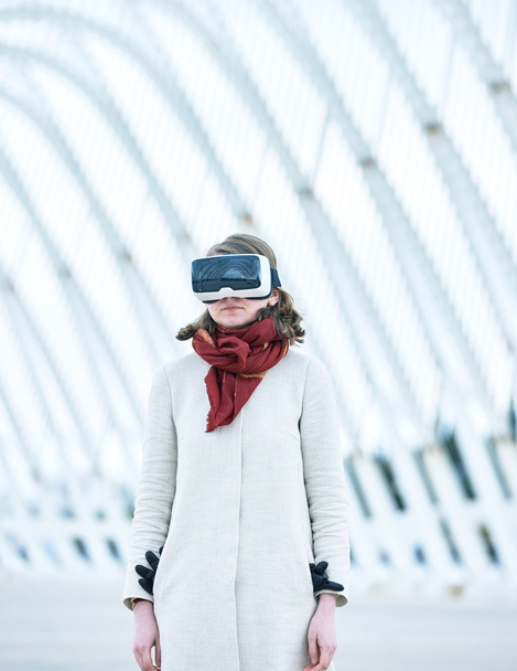 Femme portant un casque de réalité virtuelle debout dans futuriste b
 - Photo, image