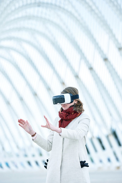 Γυναίκα που φοράει ένα σετ κεφαλής εικονικής πραγματικότητας, ελέγχοντας το Μουσείο - Φωτογραφία, εικόνα