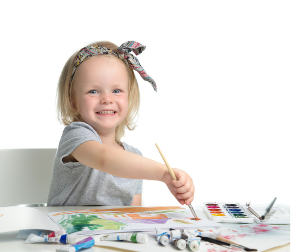 Onnellinen iloinen vauva tyttö lapsi piirustus harjalla albumilla
  - Valokuva, kuva