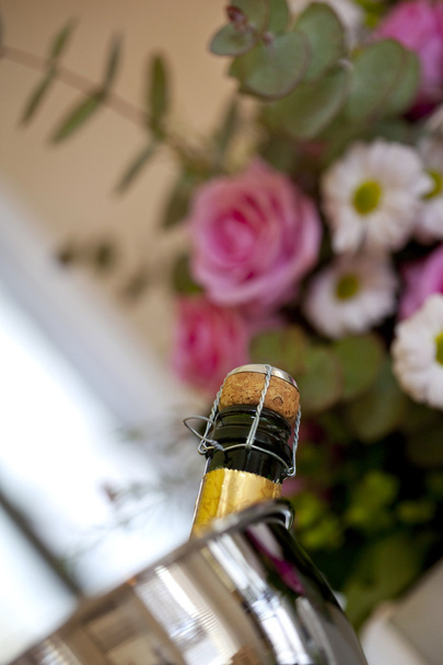 Champagne en bloemen - Foto, afbeelding