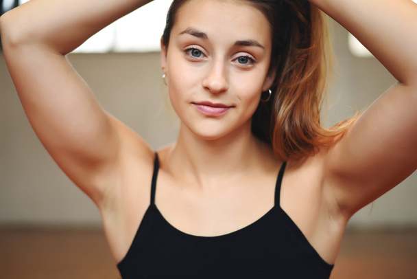 Close up of an athlete young woman at gym.  - Zdjęcie, obraz