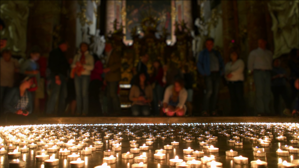 Cristianos tomando todas las luces iluminadas
 - Metraje, vídeo