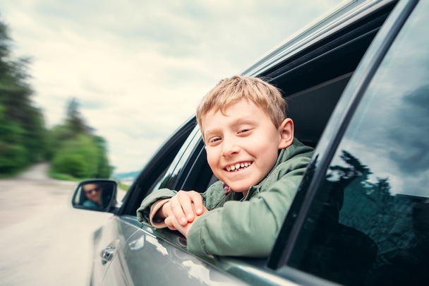 Happy boy travel  in auto - Foto, Imagen