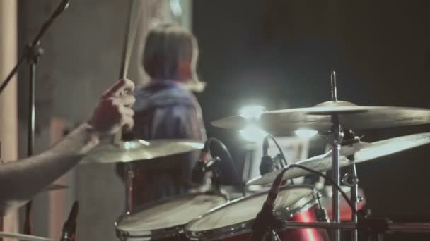 Schlagzeuger bei Rockkonzert slo-mo - Filmmaterial, Video