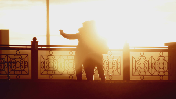 západ slunce silueta selfie rád, mladí kluci - Záběry, video